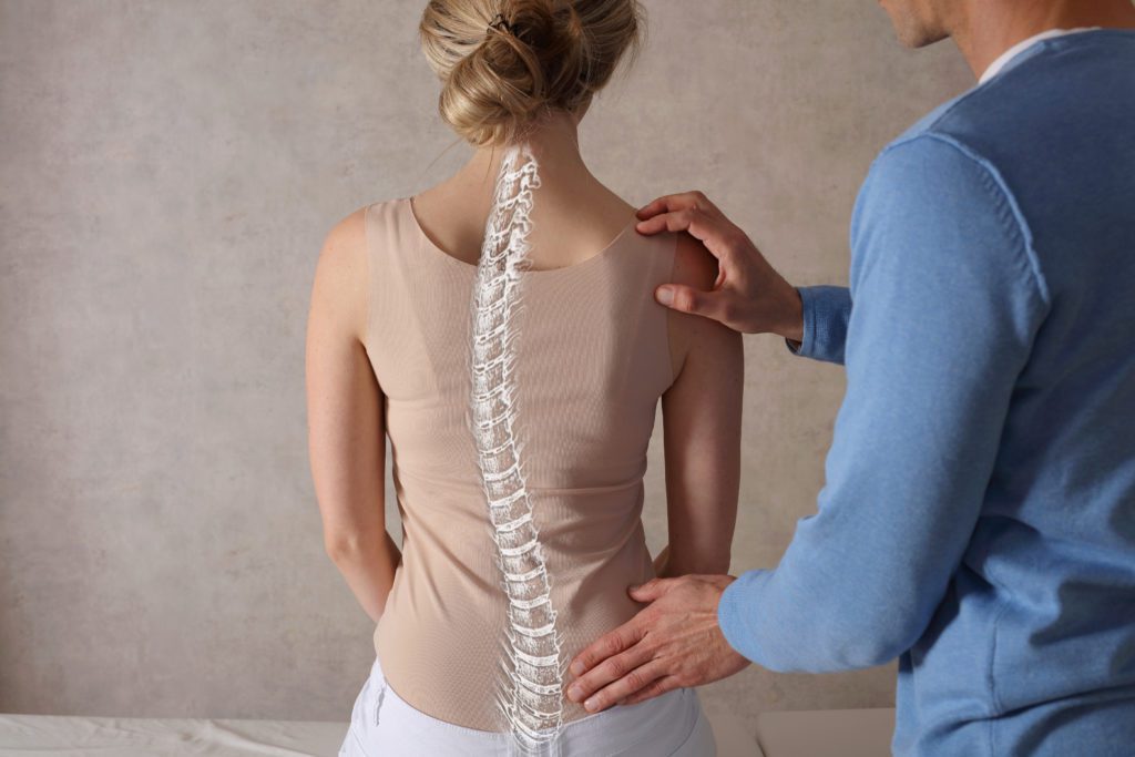 En pasient som mottar behandling og viser hvordan ryggraden ser ut
