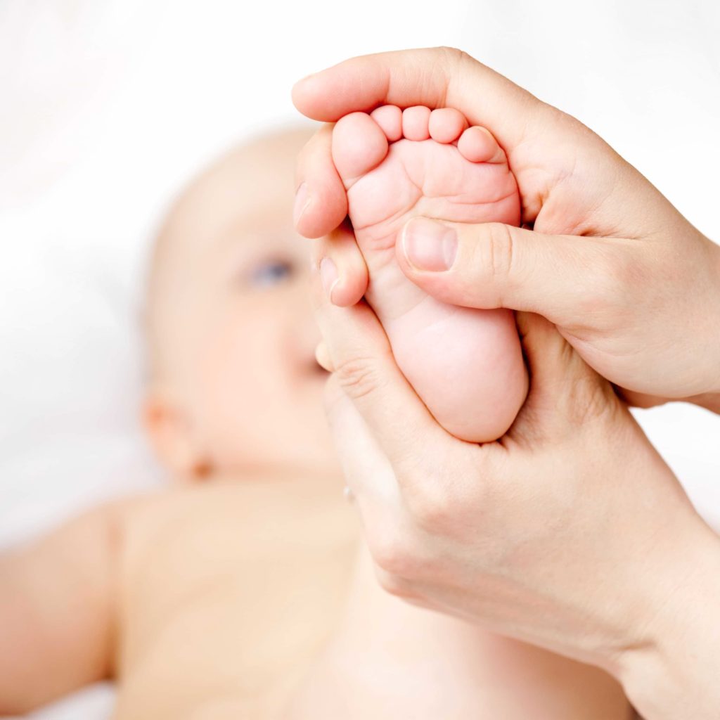Spedbarn som får behandling under foten
