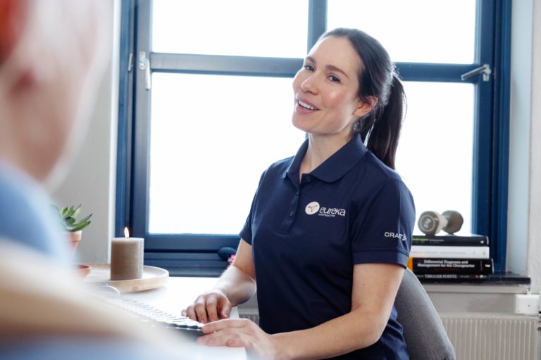 Kiropraktor i dialog med pasient